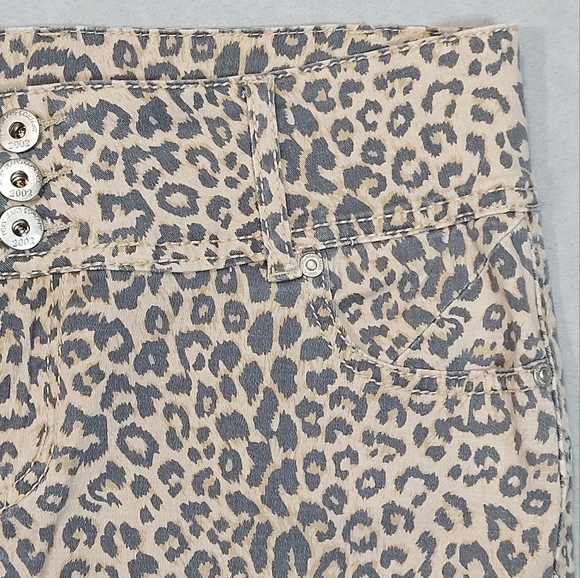 Foxy Jeans Denim Leopard Cheetah Print Mini Skirt, 11/31 - Picture 4 of 11